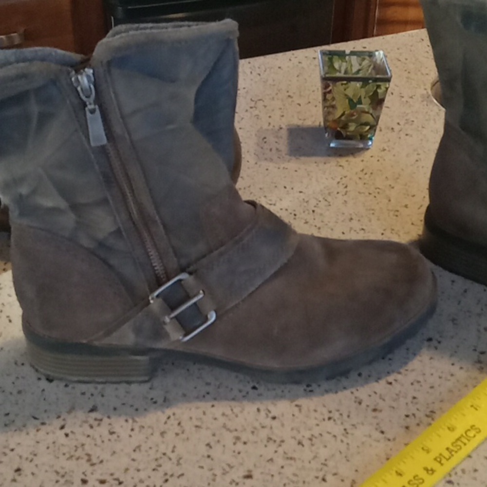 Ladies size 9.5 Clark's boots - Picture 2 of 8